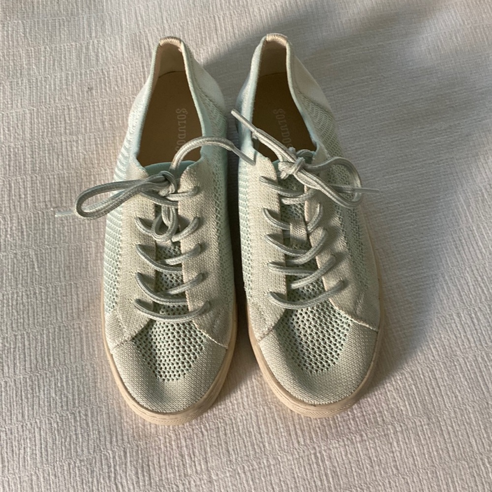 Women’s tennis shoes